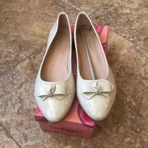 Shiny beige flats Sz 10